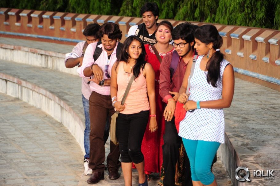 Amma Nanna Oorelithe